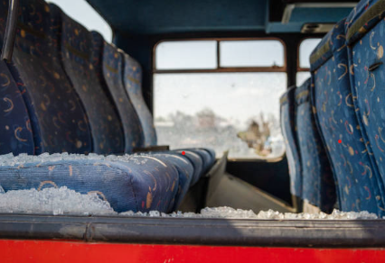 Un autobús con 25 viajeros cae al interior de unas obras entre Cornellà y Esplugues de Llobregat